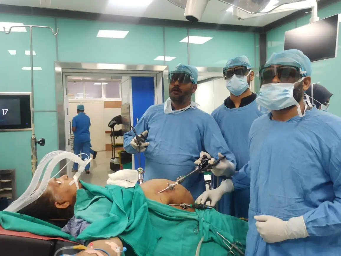Dr. Imad Ali performing advanced laparoscopic surgery in the operating theatre.